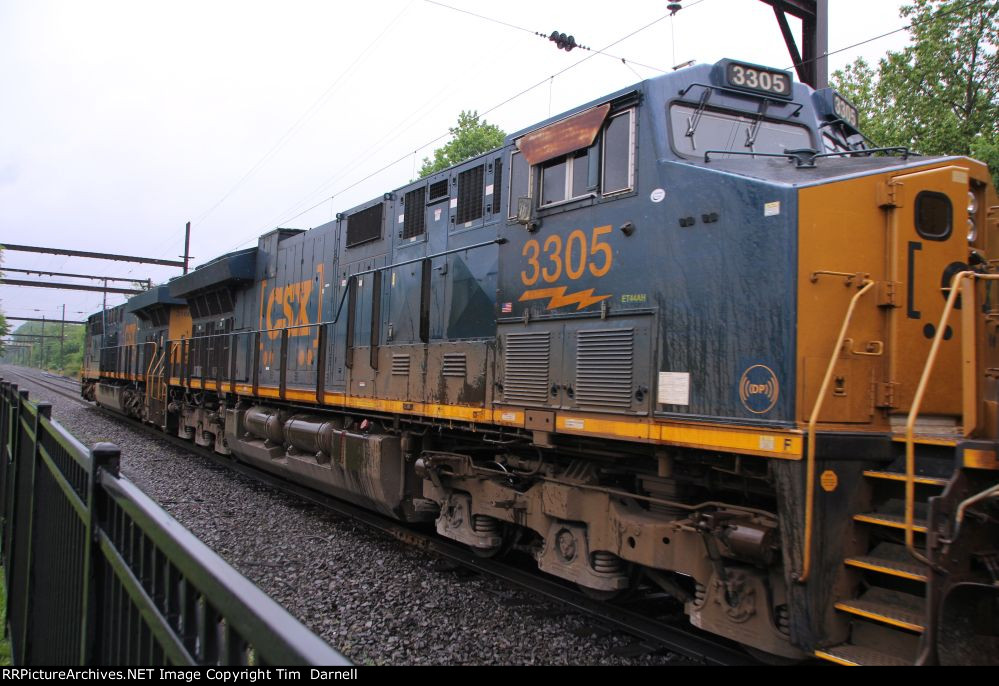 CSX 3305 on M218